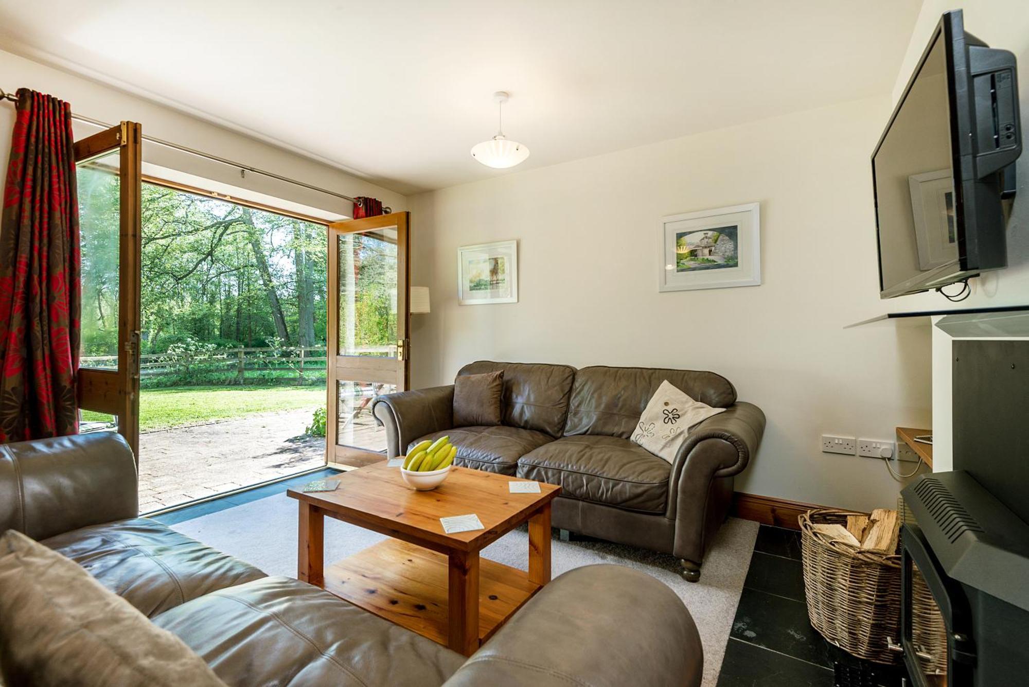 Travel Fox Cottages- Swimming Lake, Bbq Hut, Games Area - Alton Towers *