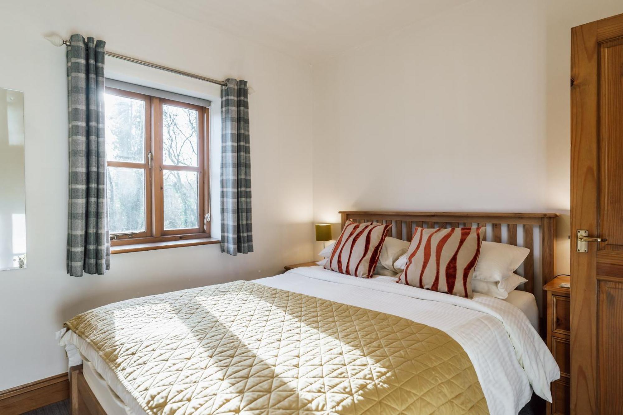 Travel Fox Cottages- Swimming Lake, Bbq Hut, Games Area - Alton Towers * Froghall