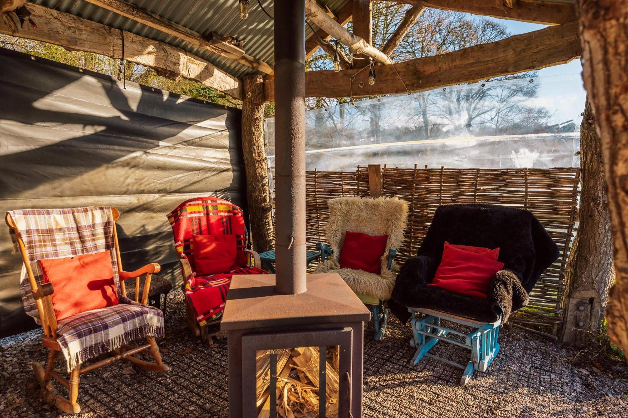 Travel Fox Cottages- Swimming Lake, Bbq Hut, Games Area - Alton Towers *
