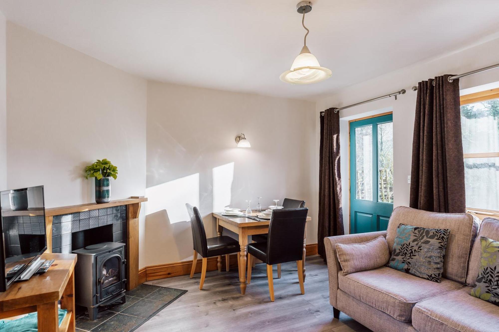 Travel Fox Cottages- Swimming Lake, Bbq Hut, Games Area - Alton Towers * Froghall
