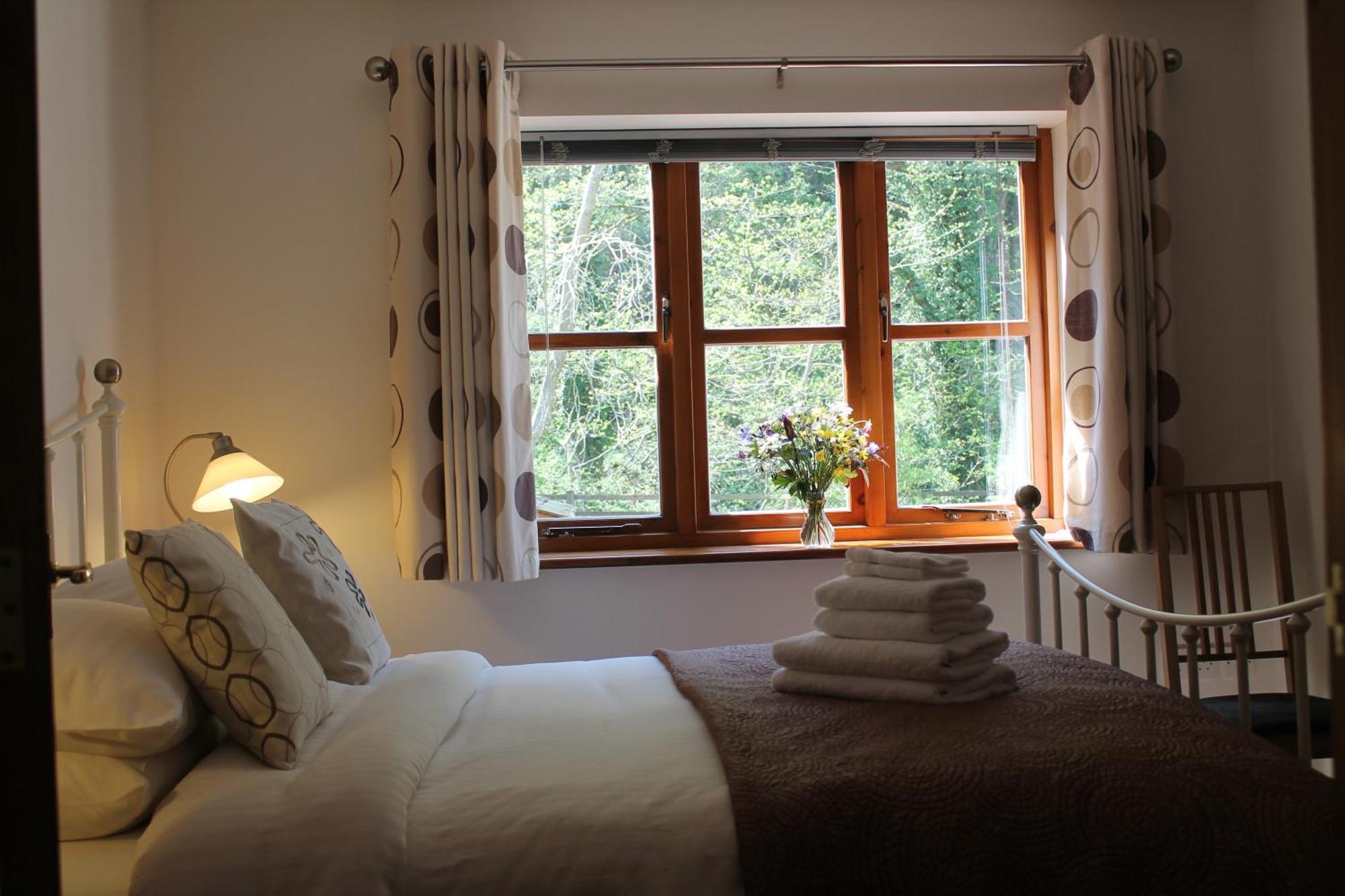 Travel Fox Cottages- Swimming Lake, Bbq Hut, Games Area - Alton Towers Froghall