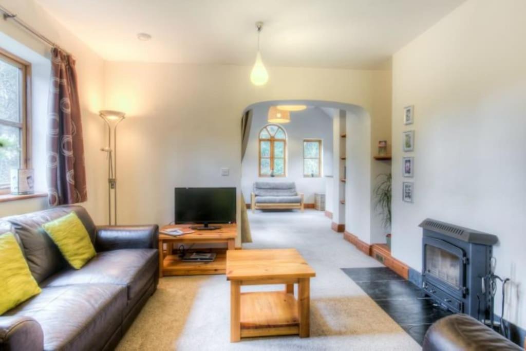 Travel Fox Cottages- Swimming Lake, Bbq Hut, Games Area - Alton Towers Сasa de vacaciones