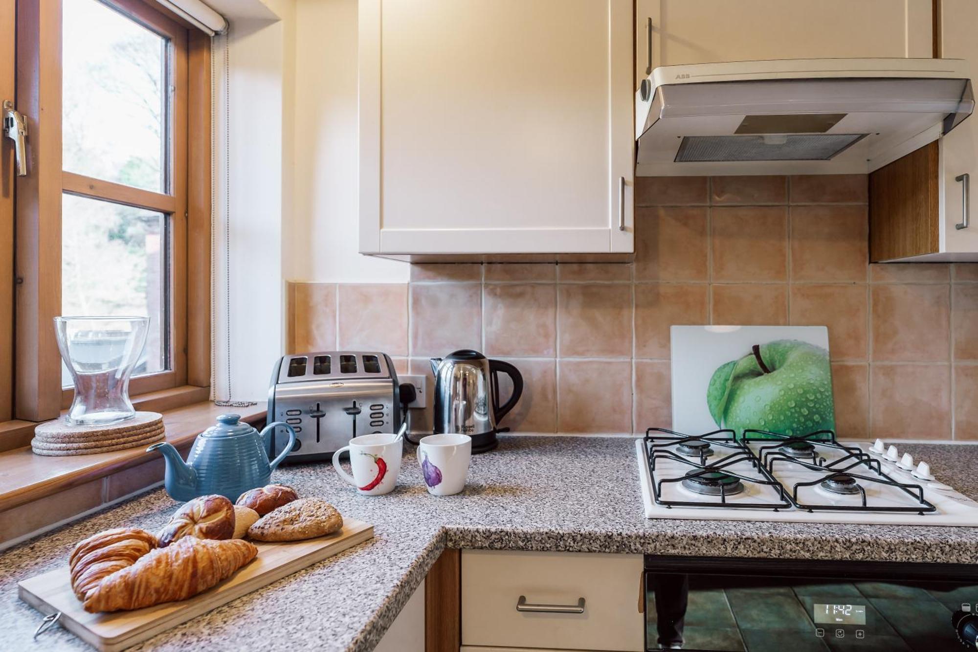 Travel Fox Cottages- Swimming Lake, Bbq Hut, Games Area - Alton Towers