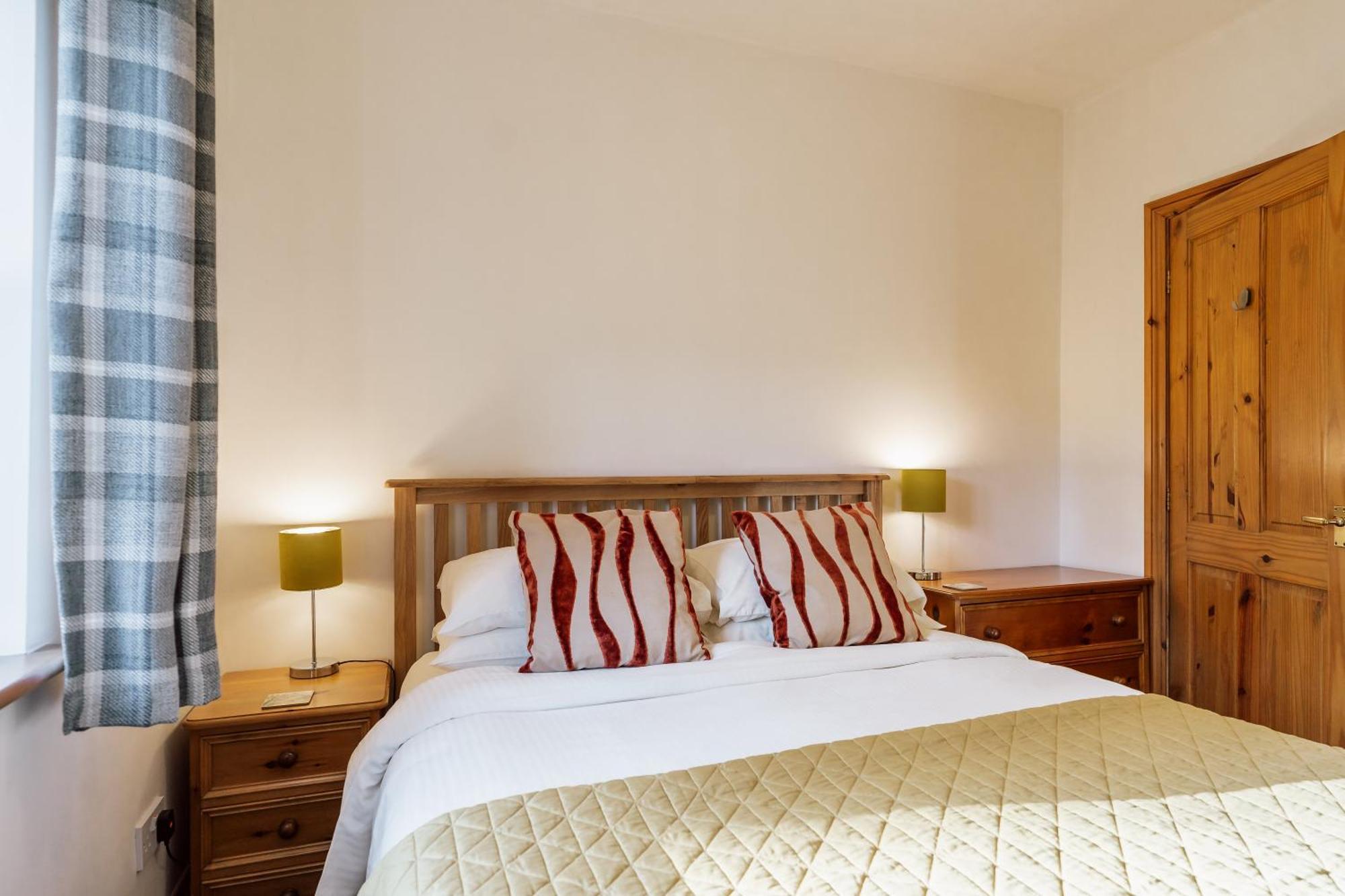 Travel Fox Cottages- Swimming Lake, Bbq Hut, Games Area - Alton Towers *