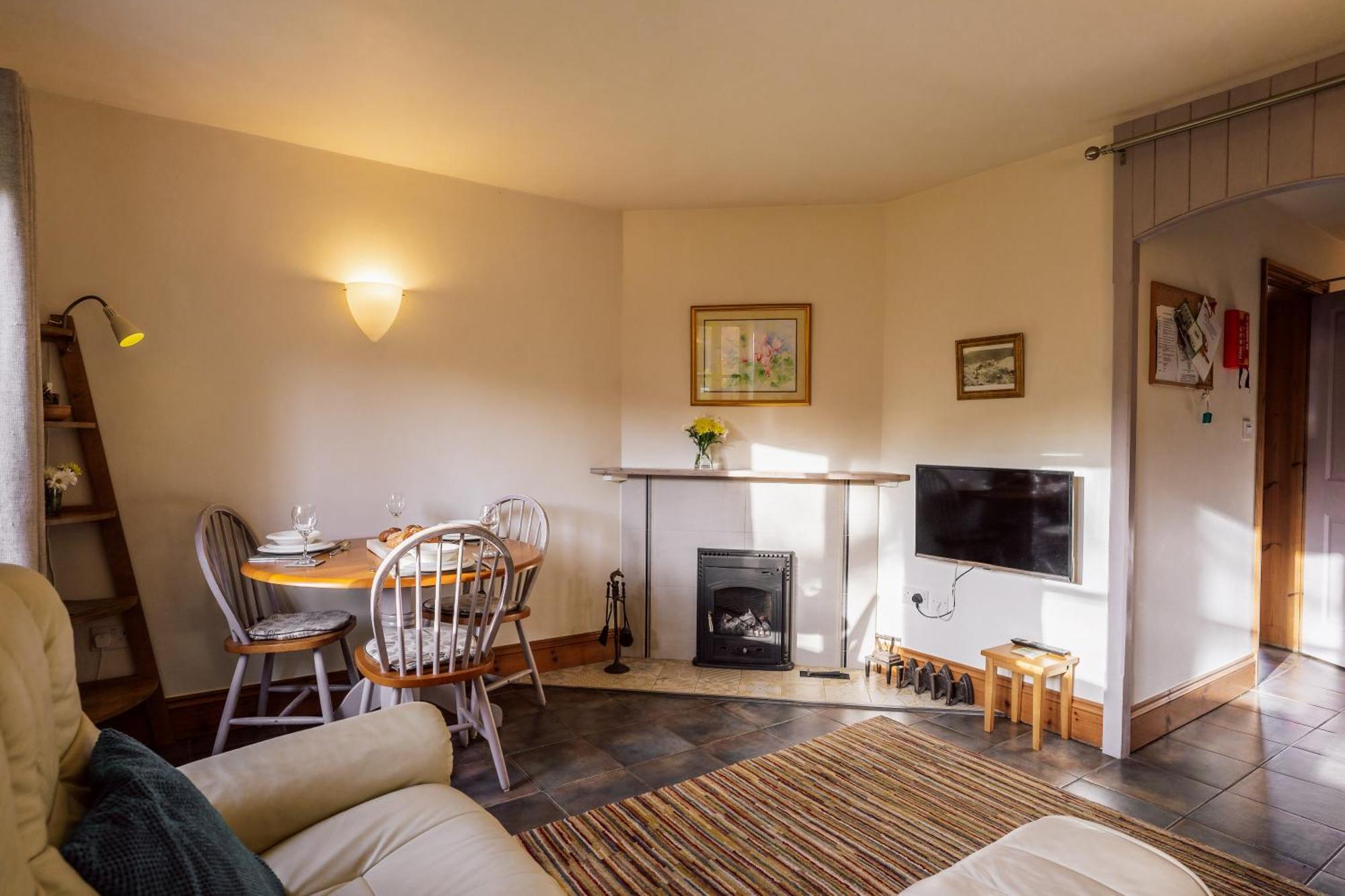 Travel Fox Cottages- Swimming Lake, Bbq Hut, Games Area - Alton Towers